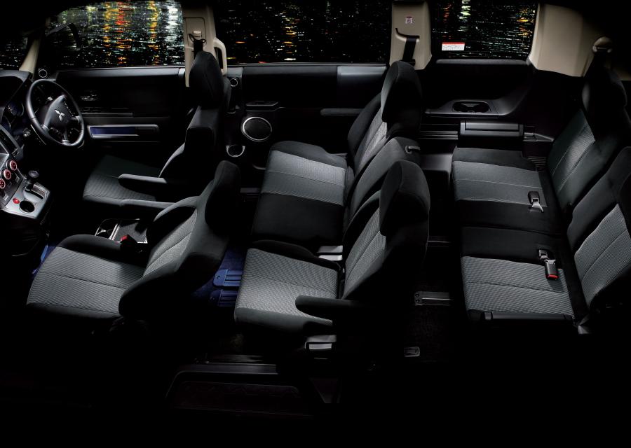Интерьер Mitsubishi Delica D:5 2007 года  (фото 8 из 31)